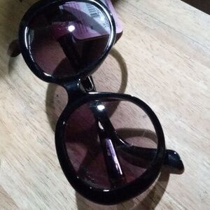 Betsey Johnson bold fashion lip design sunglasses